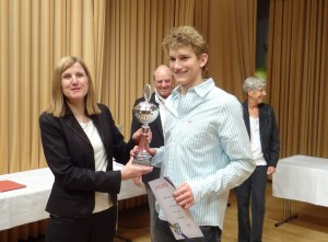 Bürgermeisterin Claudia Felden überreicht Denis den Wanderpokal