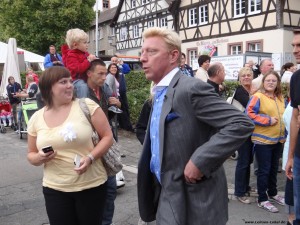 Boris Becker auf der Leimener Kerwe Becker: Hastig durch die Menge. Der "Fluch" der Popularität?