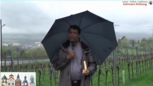Lourdu mit Regenschirm