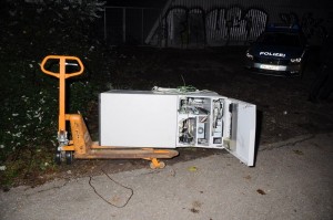 1005 - Geldautomat auf Hubwagen - pol
