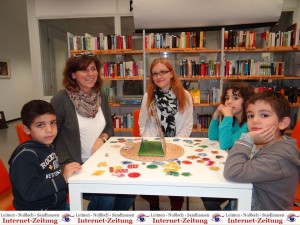 Kleine Spieletester unter kundiger Anleitung in der Stadtbücherei Leimen 1093 - Stadtbücherei 2