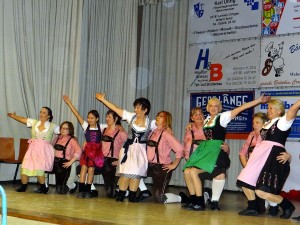 Frösche-"Mamas" bei der Alpengaudi-Choreographie 2331 - Durlach 4 Mamas