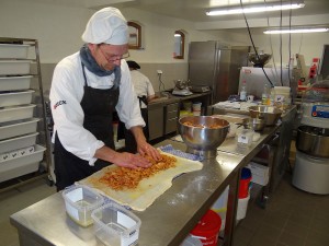 Boris Ehinger beim Fertigen eines Apfelstrudels 2403 - LaLi Patisserie