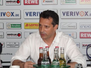 Alois Schwartz bei der Pressekonferenz 3493 - SVS PK vor Pauli