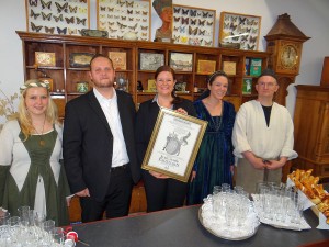 Alexander Darus (2. v.l.) und Nadine Wagner 9922 - Ausstellungseroeffnung Alte Fabrik - 1