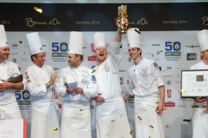 4623 - Bocuse d'or - Christian Krüger mit Pokal - 2