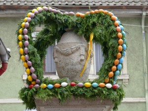 4940 - Baerentorbrunnen Osterschmuck - 1