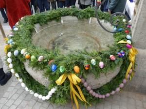 4940 - Baerentorbrunnen Osterschmuck - 5