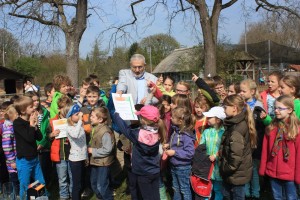 5026 - Bürgermeister Erichson übergibt stellvertretend den Ferienkindern die Auszeichnung_kl