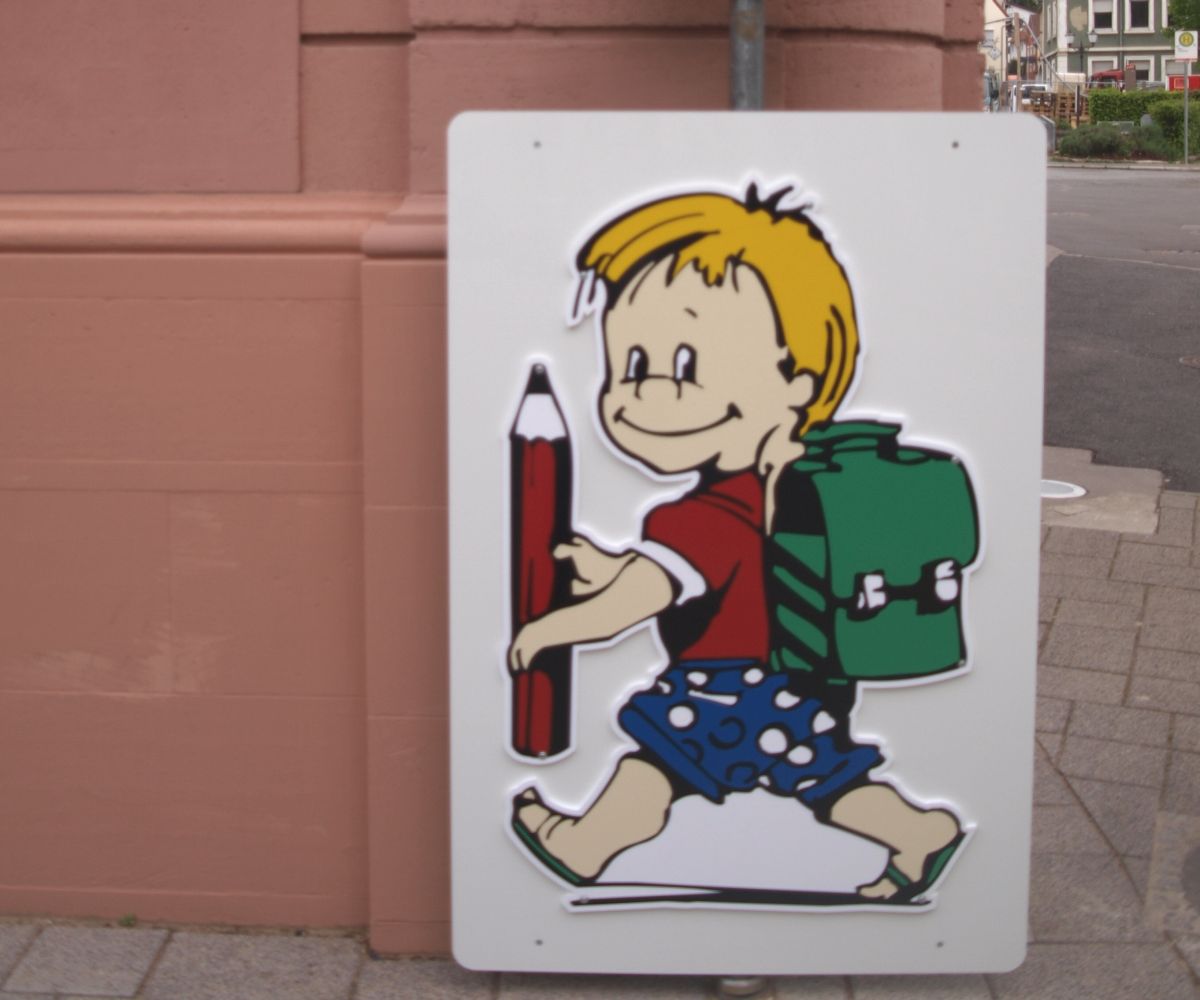 Rathausstraße / Turmschule: Schild mahnt zur Rücksicht