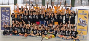 5885 - Wildbees Herbstcamp Gruppenfoto Arme