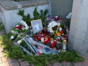 5925 - Unfallort Kerzen Blumen