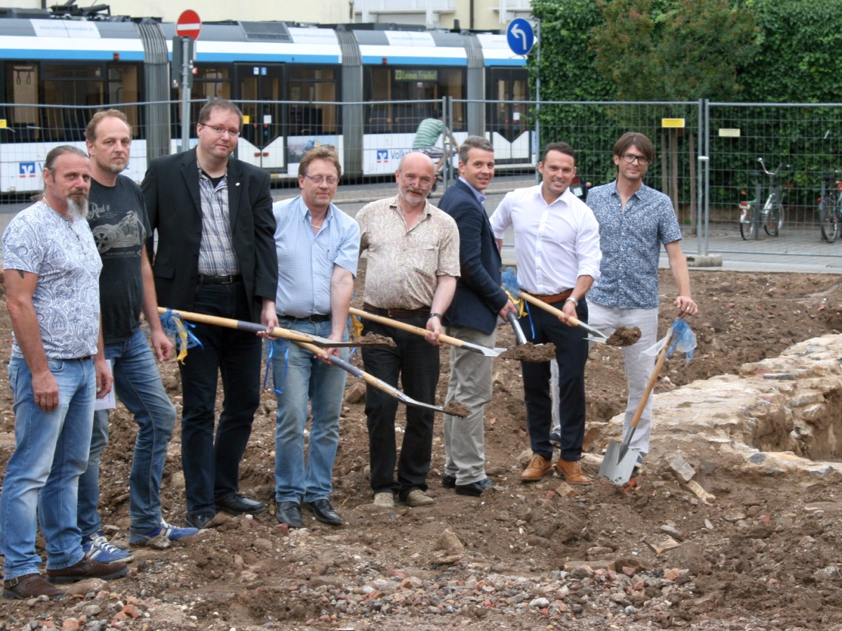 Erster Spatenstich in Leimen vor den Fundamenten der historischen Wehrmauer