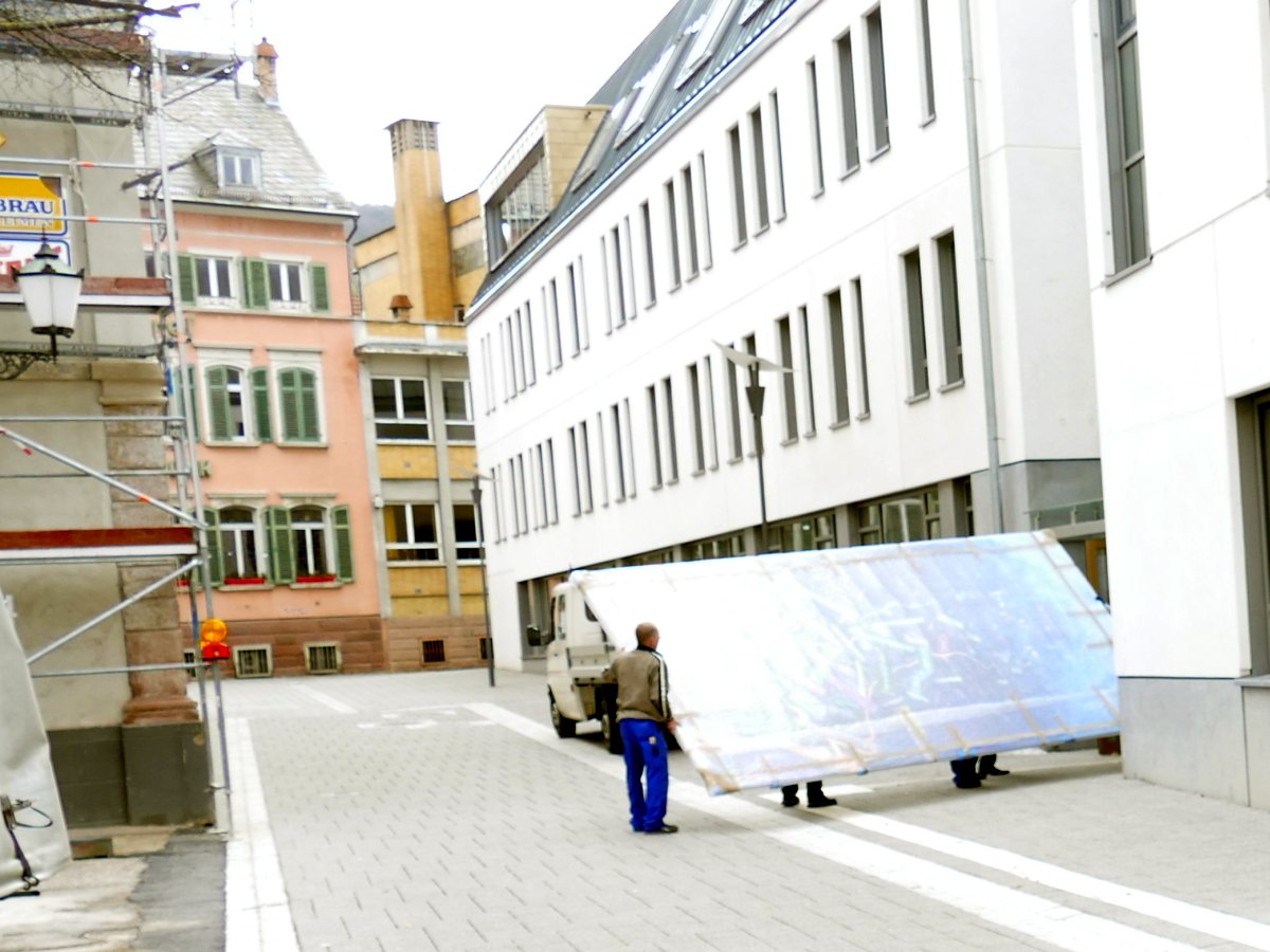 Grosses geheimnisvolles Viereck im Rathaus angekommen – Ein Gemälde?