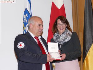 Matthias Frick erhält von Sibylle Würfel die Henry-Dunant-Medaille