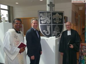 Das 40 kg schwere metallene Stadtwappen mit Kreuz