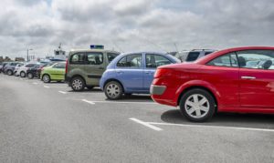 Parkende Autos auf Parkplätzen in Reihe