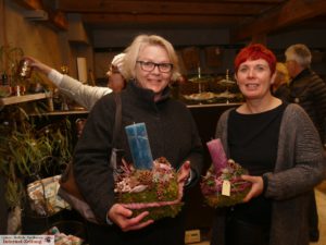 Blumentwerkstatt-Chefin Christiane Risch-Kübler (r.) in ihrem Element