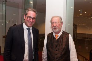 Dieter Degreif (rechts) bei seiner Verabschiedung im Festspielhaus Baden-Baden durch Geschäftsführer Michael Drautz. Foto: Michael Gregonowits