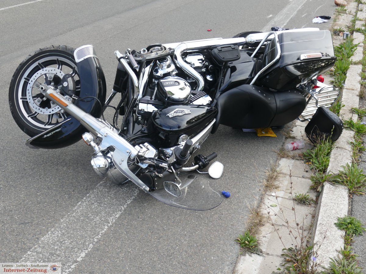 Leimen/Nußloch L594: Verkehrsunfall zwischen Bagger und Motorrad – Biker schwer verletzt