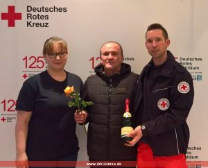 Der 100ste Spender, Herr Jurij Friesen bekam neben der Rose, die jeder zum Valentinstag bekam von der stv. Bereitschaftsleiterin Susanne Maiwald und dem stv. Vorsitzenden Kai Brümmer eine Flasche Sekt überreicht.