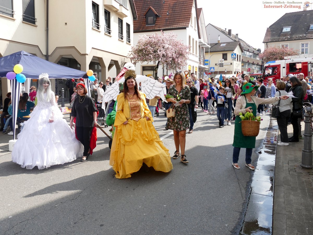 Sandhäuser Frühlingsfest: Bei Sommertagszug und Frühlingsmeile stimmte auch das Wetter
