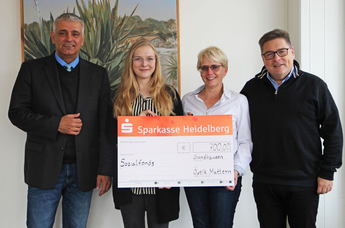 Dank einer Spende von Optik Mattern wuchs der Sandhäuser Sozialfonds um 700 Euro