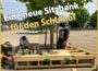 Eine neue große Sitzbank für den Schulhof des Gymnasiums
