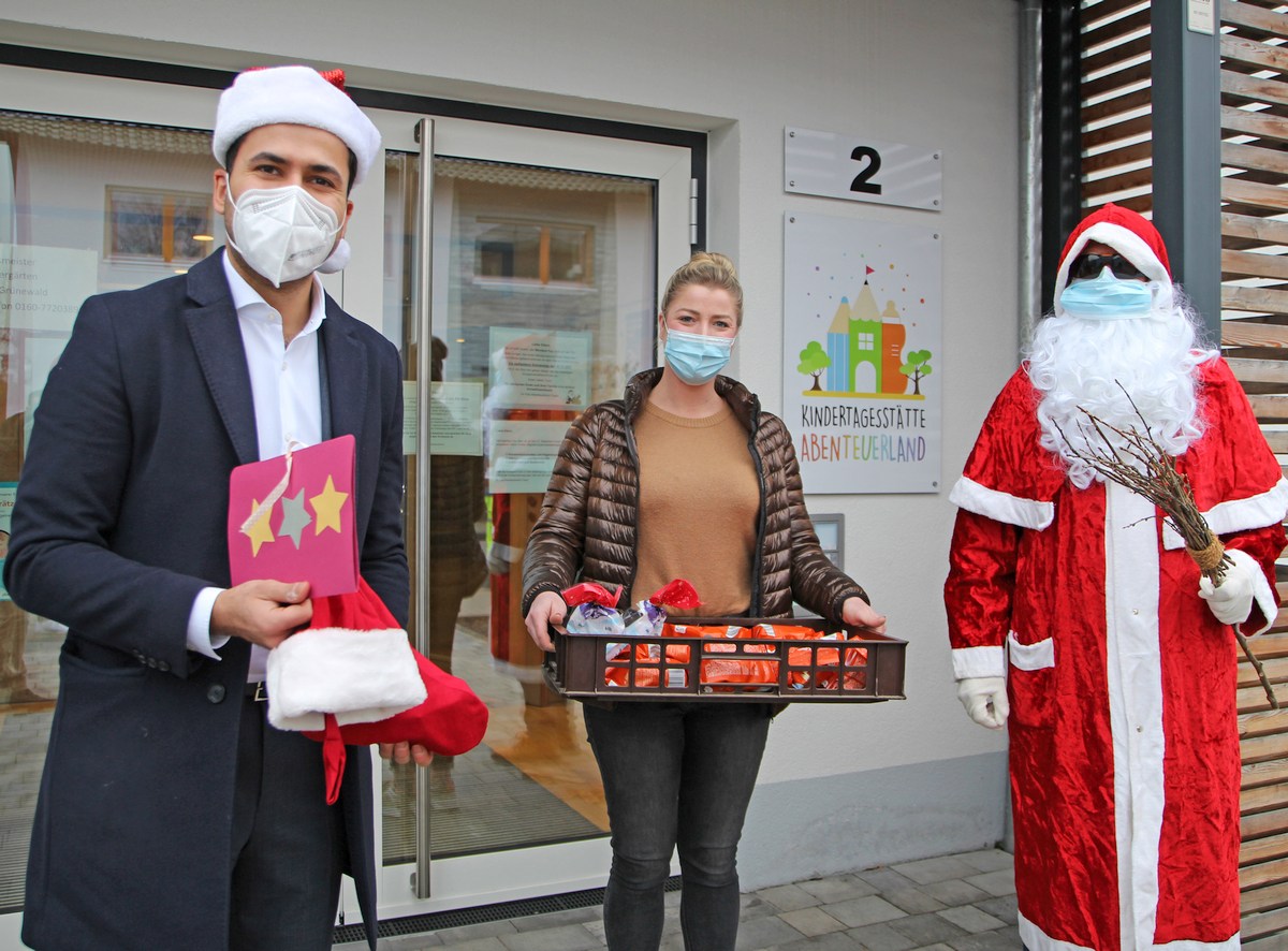 Nikolaus und Sandhäuser Bürgermeister Hakan Günes überreichten Kindergarten Leckereien