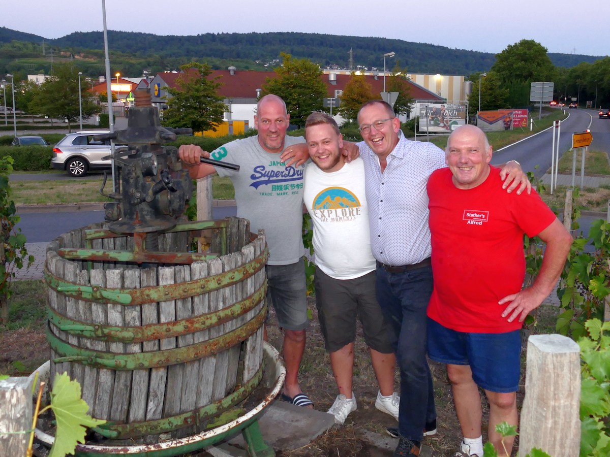 Leimener Muskeltier-Quartett rettet die Kreiselehre: Weinpresse steht wieder