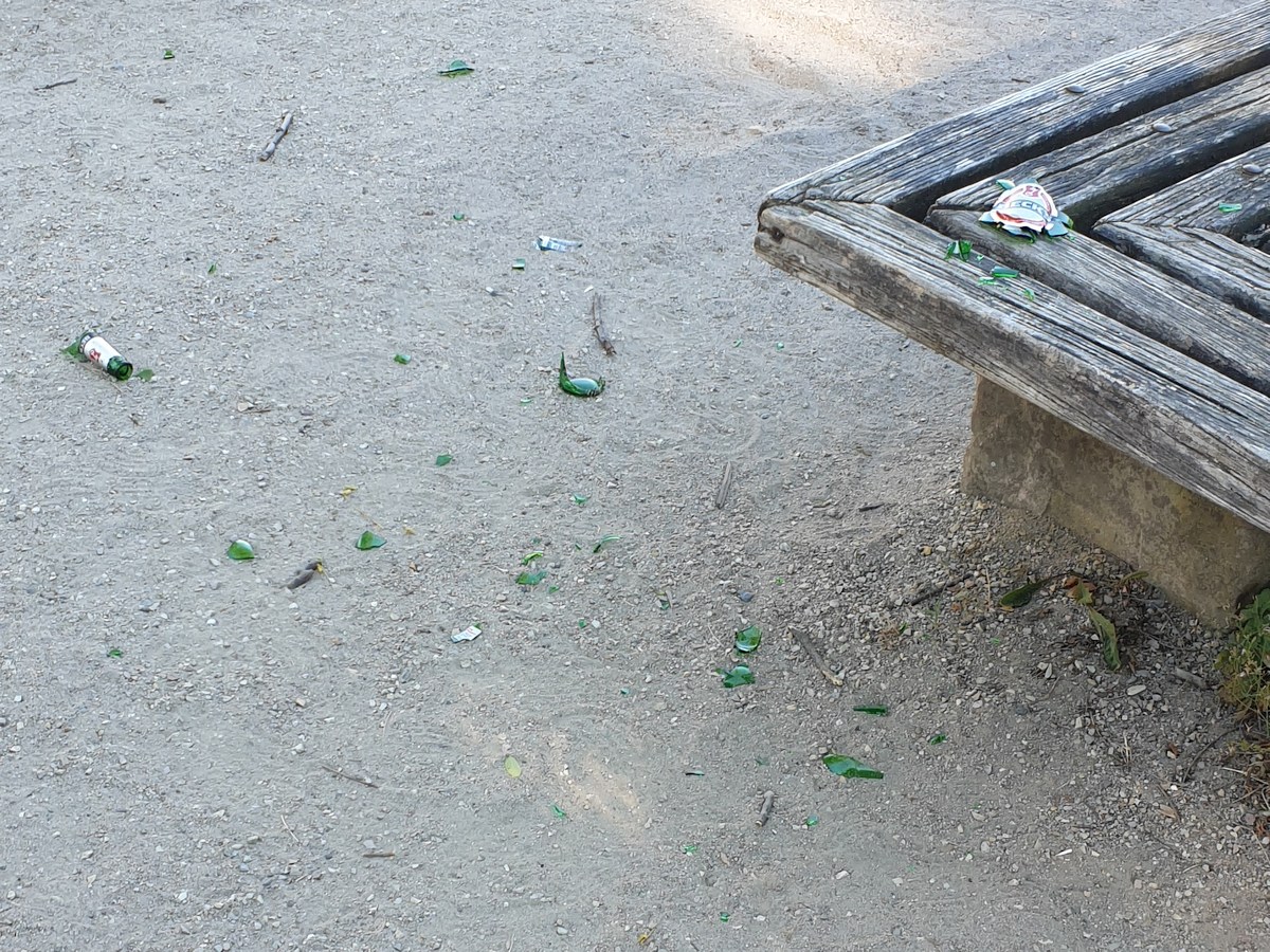 Ekelhafter Scherben-Vandalismus im Menzerpark und auf Kinderspielplatz