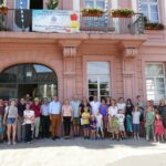 Für unsere Kinder – für unsere Zukunft - GEBK-Plakat am Rathaus aufgehängt 17966 - GEBK 1