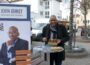 OB Kandidat John Ehret verteilt am internationalen Frauentag Pralinen