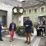 Landfrauen schmücken Leimener Bärenbrunnen mit Ostergirlanden in festliches Gewand 19283 - Bärenbrunnen
