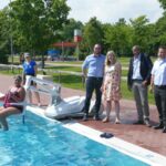 Beckenlifter im Freibad in Betrieb - Ohne fremde Hilfe schwimmen gehen 19727 - Beckenlifter 1