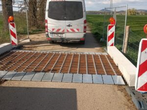 Viehgitter mit Fahrzeug an einer Sperrzone bei Hemsbach zur Eindämmung der Afrikanischen Schweinepest