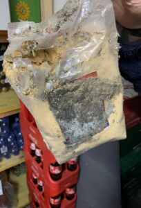 Stark verschimmelte Gewürzverpackung mit sichtbaren Verunreinigungen durch Nagetiere.