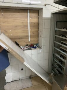 Zimmertür in Plastikfolie als Gärraumtür, sichtbar nicht hygienegerecht.