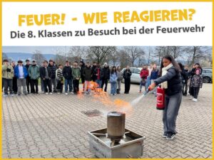 Schülerin löscht ein Übungsfeuer mit einem Feuerlöscher, im Hintergrund beobachten Mitschüler die Szene.