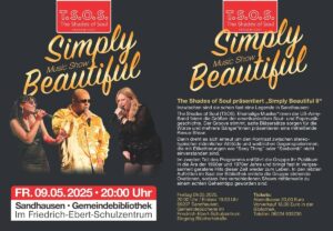 Drei T.S.O.S.-Sänger:innen auf der Bühne mit Mikrofonen, emotionale Darbietung in Showkleidung.