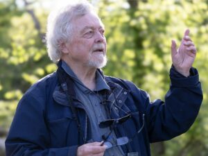 Nahaufnahme von Prof. Dr. Michael Wink bei Vogelstimmenführung im Frühlingswald.