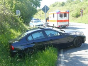 Einsatzfahrzeuge der Polizei und des Rettungsdienstes an einer Unfallstelle