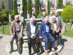 Gruppenfoto von Elektromeistern des Jahrgangs 1975 beim 50-jährigen Jubiläumstreffen in Leimen, aufgenommen im Innenhof der Villa Toskana.