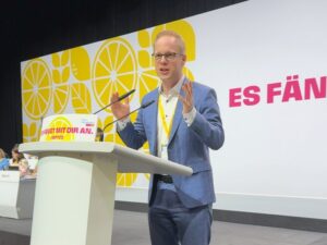 Jens Brandenburg spricht am Rednerpult beim FDP-Bundesparteitag 2025 in Berlin.