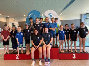 Gruppenfoto des SK Neptun Leimen beim 13. Heddesheimer Kinder- und Nachwuchsschwimmfest, mit jungen Schwimmer:innen in Wettkampfkleidung.