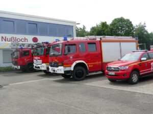 Feuerwehrfahrzeuge inklusive Drehleiter vor dem Gerätehaus der Feuerwehr Nußloch