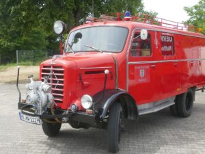 Restauriertes Feuerwehrfahrzeug Baujahr 1959 beim Fest der Freiwilligen Feuerwehr