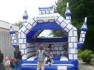 Kinder in blauer Hüpfburg beim Feuerwehrfest in Nußloch