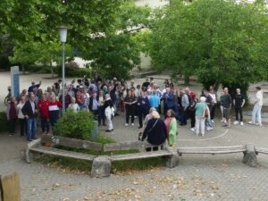 Deutsch-französisches Gruppenfoto der Gäste aus Tigy mit Gastgebern aus St. Ilgen.
