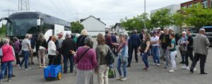 Französische Gäste treffen zur Begrüßung im Schulhof der GSS St. Ilgen ein.